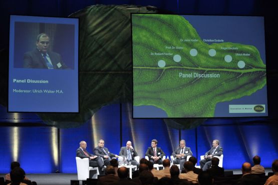 Im Gespräch mit dem Bundesminister für Wirtschaft und Technologie, Dr. Karl-Theodor Freiherr zu Guttenberg (links) und dem Bayerischen Ministerpräsidenten Horst Seehofer (rechts) beim Auftakt der EnergieEffizienz Tour 2009 auf der Internationalen Handwerksmesse (IHM)
